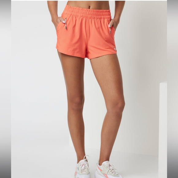 Vuori Pants - Vuori dash shorts size xsmall color pomelo NWT